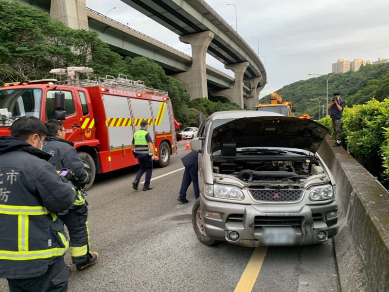 ▲國道1南下，一輛廂型車自撞路肩，車上一名7旬駕駛，緊急送往林口長庚搶救仍因傷重宣告不治。（圖／翻攝畫面）