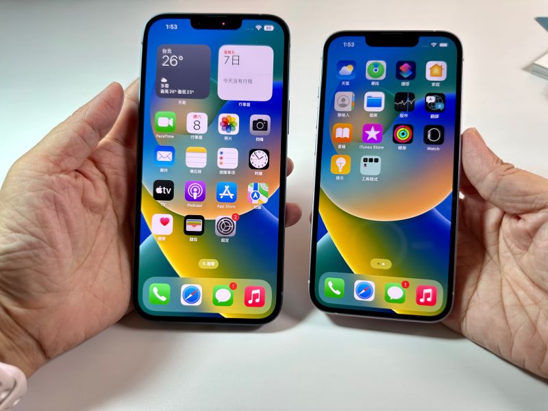 ▲蘋果的iPhone手機價格踩得硬,上市10個月的機型降價空間依舊有限。 (圖/記者周淑萍攝)
