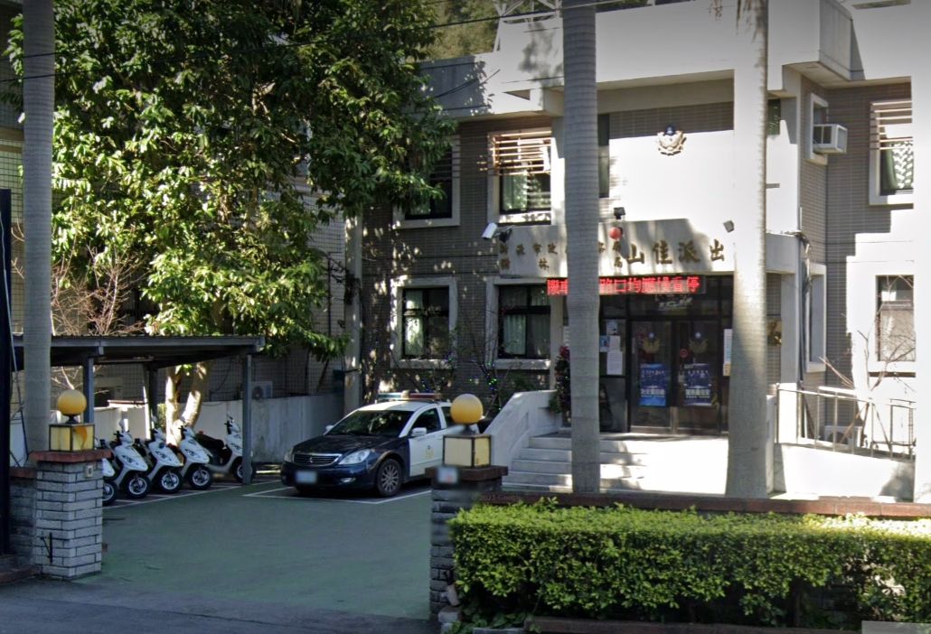 ▲新北晚間驚傳襲警，一名中年男子，闖入樹林分局山佳派出所，徒手攻擊正在執勤的27歲員警。（圖／翻攝畫面）