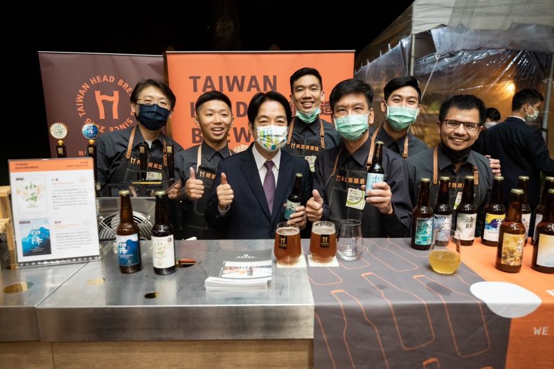 ▲賴清的品嚐台灣品牌「啤酒頭釀造」的精釀啤酒，對於以冬瓜茶糖釀造的「小滿」酒款最為喜歡。（圖／翻攝畫面）