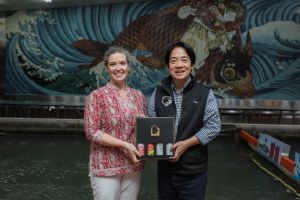 賴清德致贈AIT處長孫曉雅等人台灣精釀啤酒禮盒,傳遞台灣精釀啤酒文化。 ▲賴清德致贈AIT處長孫曉雅等人台灣精釀啤酒禮盒,傳遞台灣精釀啤酒文化。(圖/翻攝畫面)