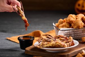 繼光香香雞萬聖節賣炸鴨舌 bb.q韓式炸雞「免費吃1年」 ▲酥炸鴨舌6支,原味130元/獨家爆炒辣醬口味140元;組合餐供應原味鴨舌,加購爆炒辣醬每包10元。(圖/香繼光提供)