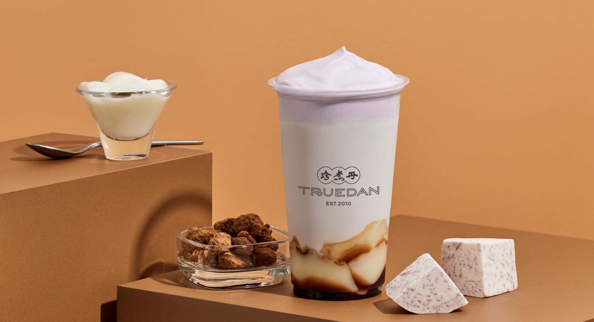 ▲珍煮丹慶祝爆料新品「豆花芋昔」上市，Uber Eats外送平台訂購「芋圓冬瓜拿鐵、芋珍雙 Q 奶茶」可享大杯「買1送1」；10/13～11/30至門市購買豆花芋昔和獨門秘製芋芋系列，可享「任選2杯折30元」。（圖／業者提供）