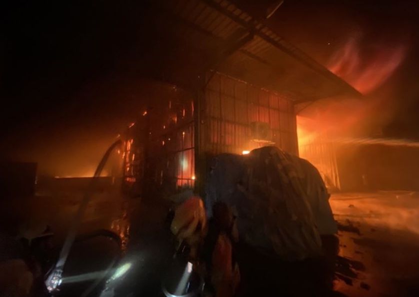 ▲桃園中壢今（11）日晚間8點37分發生火警，位於青埔興和里的一處鐵皮工廠因不明原因起火，整間廠房陷入火海中（圖／翻攝畫面）