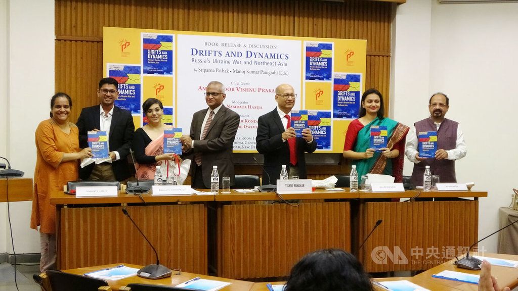 ▲印度金德爾全球大學國際事務學院東北亞研究中心教授及研究員共同編寫俄羅斯的烏克蘭戰爭與東北亞的新書，10日在印度國際中心正式發行。中央社記者林行健新德里攝 111年10月12日