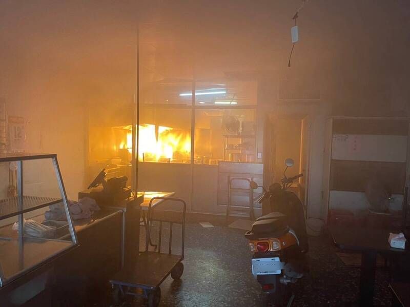 新竹清晨驚傳氣爆！便當店陷火海全毀　1員工燒燙傷送醫

