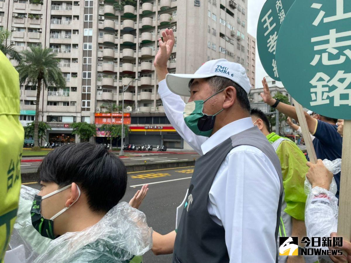 ▲陳時中首度站路口拜票，地點選在內湖區民權東路金湖路口。（圖／記者黃宣尹攝，2022.10.12）