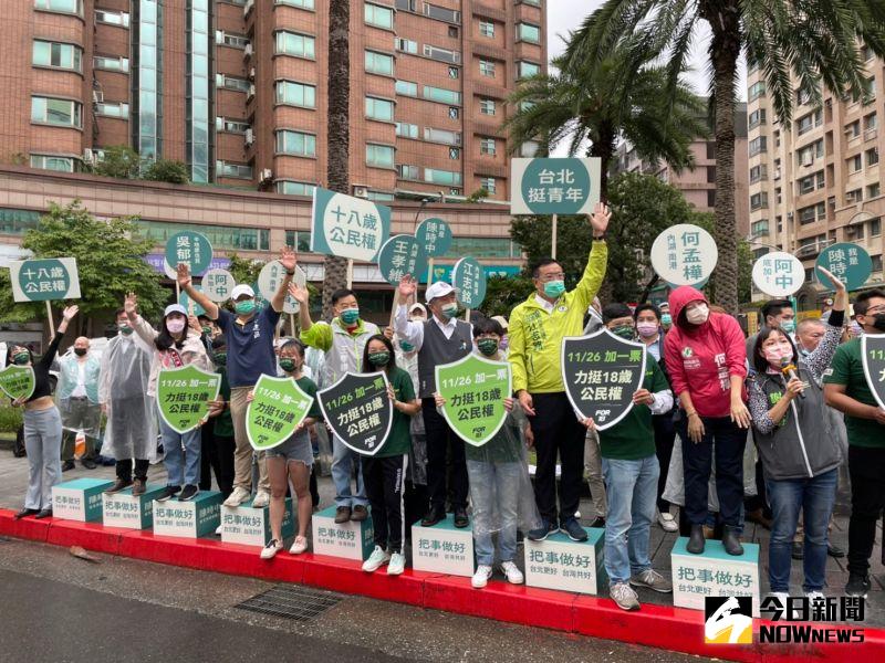 ▲陳時中首度站路口拜票，地點選在內湖區民權東路金湖路口。（圖／記者黃宣尹攝，2022.10.12）