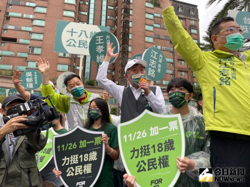 ▲陳時中首度站路口拜票，地點選在內湖區民權東路金湖路口。（圖／記者黃宣尹攝，2022.10.12）