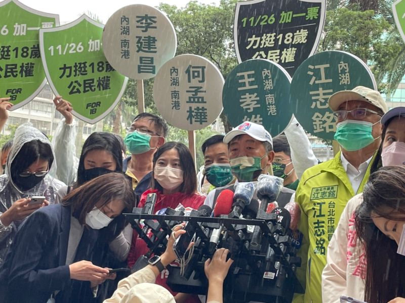 ▲陳時中首度站路口拜票，結束後在雨中受訪。（圖／記者黃宣尹攝，2022.10.12）