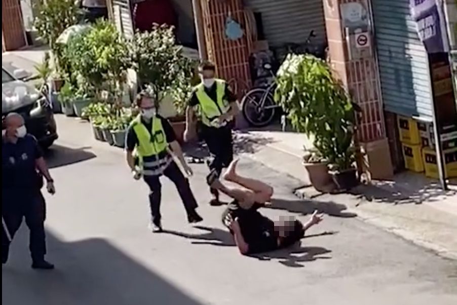 ▲苗栗頭屋鄉獅潭村，昨（11）日下午一位男子手持菜刀在街上揮舞，還砍傷兩位路過婦人，最終遭警方壓制逮捕。（圖／翻攝自記者爆料網）