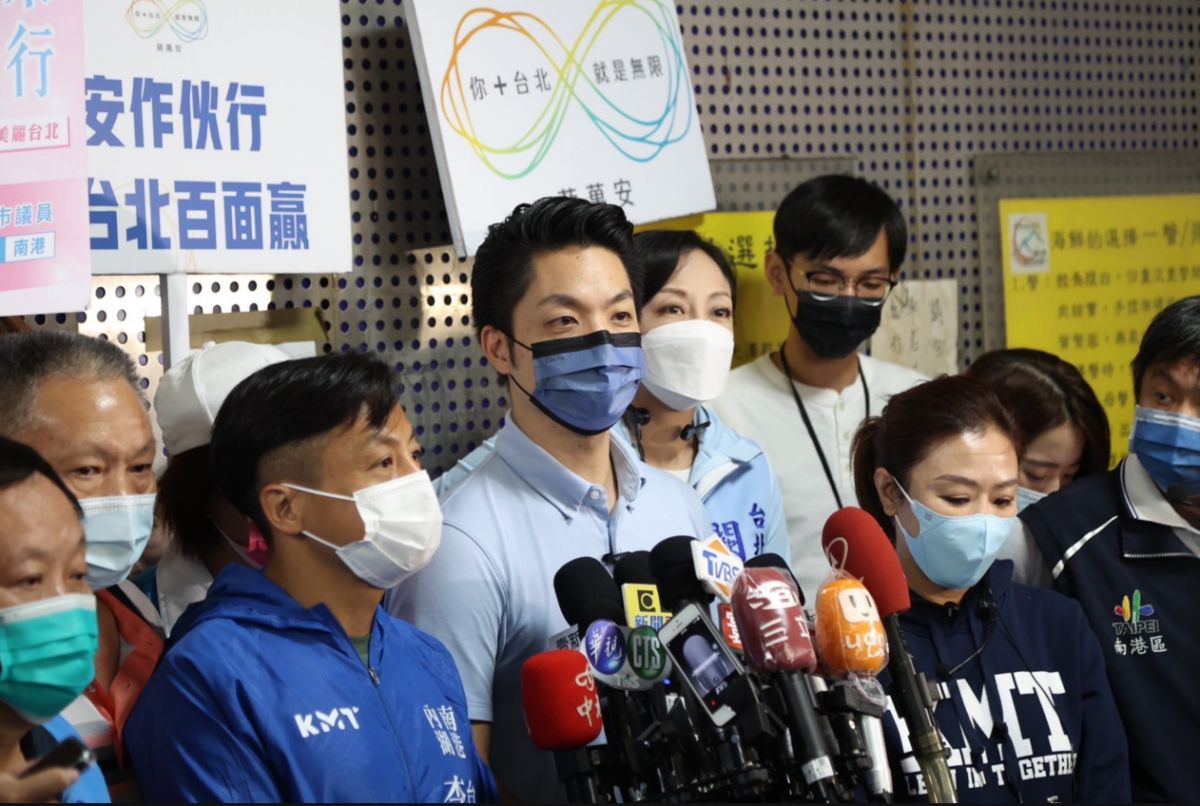 ▲ 曹興誠指控蔣萬安口中所謂「矽谷律師」經驗，實質上只是打雜，還替中資公司在美國買辦，蔣萬安今受訪回嗆，民進黨一直批評矽谷經驗與台北連結度低，不了解矽谷多元創新精神。（資料照片／蔣萬安辦公室提供）