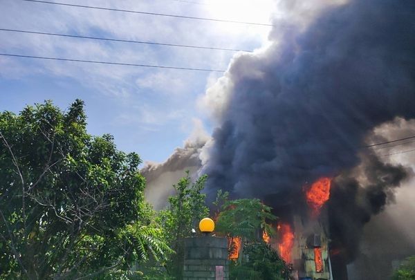 台中食品工廠陷火海！黑濃煙直竄天際　燃燒面積逾180坪