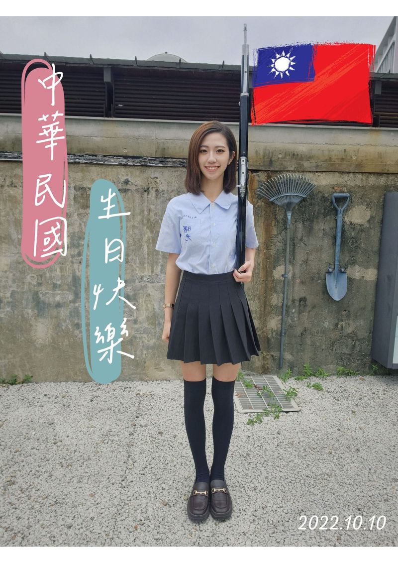 ▲何芝寧在國慶日當天，甚至還貼出手持儀隊槍的氣質美照。（圖／翻攝埔頂里何芝寧臉書）