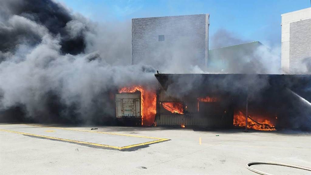 ▲新竹縣竹北市西濱路二段上一間物流工廠，今天（12日）上午傳出火警。（圖／翻攝畫面）