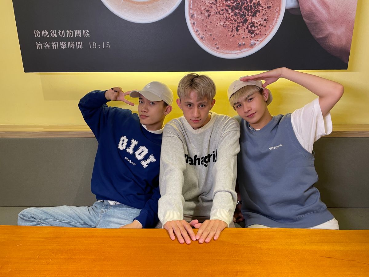▲原子少年金星成員蔡朕（左起）、學文、孟維錄影一半，巧遇天王星成員。（圖／NOWnews攝影中心）