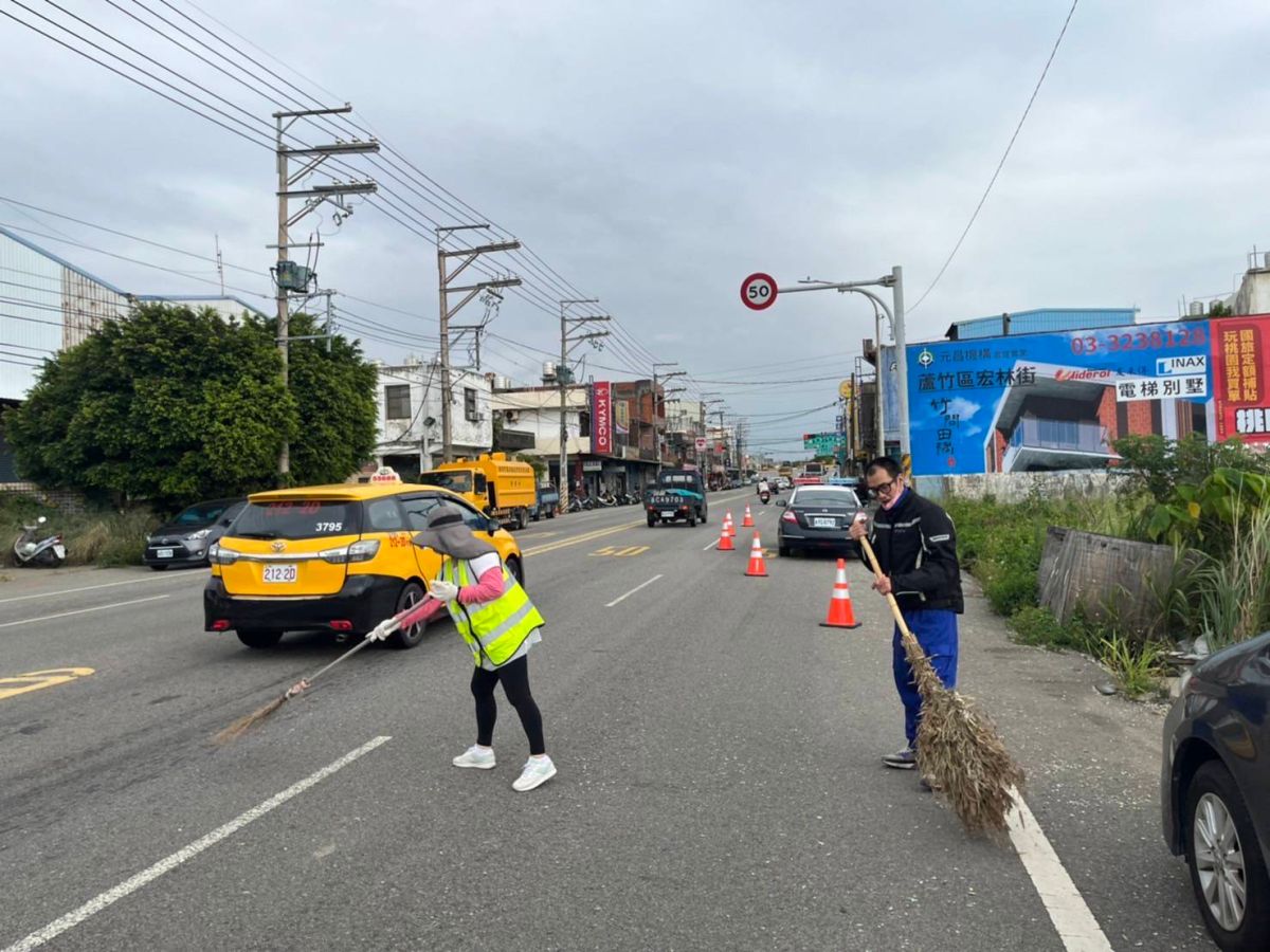 ▲大園警方立即通報清潔隊人員，並於現場疏導交通、排除障礙，維護用路人安全。（圖／大園分局提供）
