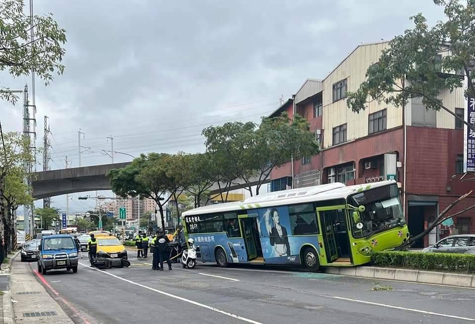 ▲新北市樹林區中正路，今（12）日早上發生一起死亡車禍，公車輾斃機車騎士，再撞上路中分隔島。（圖／翻攝自我是樹林人）