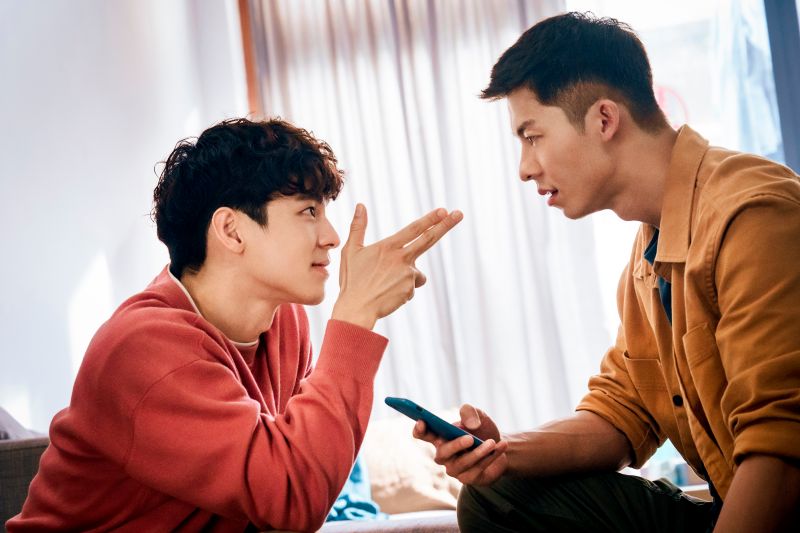 ▲許光漢(右)、林柏宏在《關於我和鬼變成家人的那件事》被迫冥婚。(圖/金盞花大影業提供)