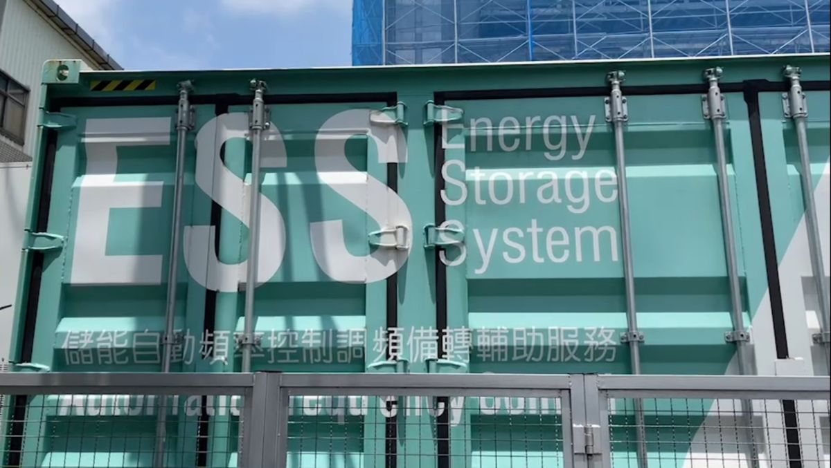 ▲台普威能源設置於中壢工業區的儲能貨櫃。（圖／記者林家維攝）