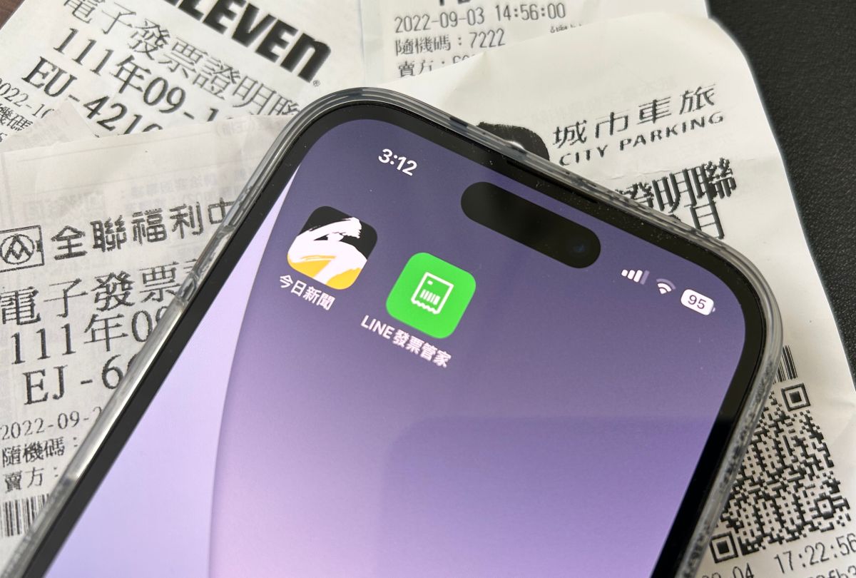▲LINE加入了發票管家功能，可以整合載具、電子發票、對獎等功能，設成桌面捷徑結帳刷載具時更方便。（圖／記者周淑萍攝）