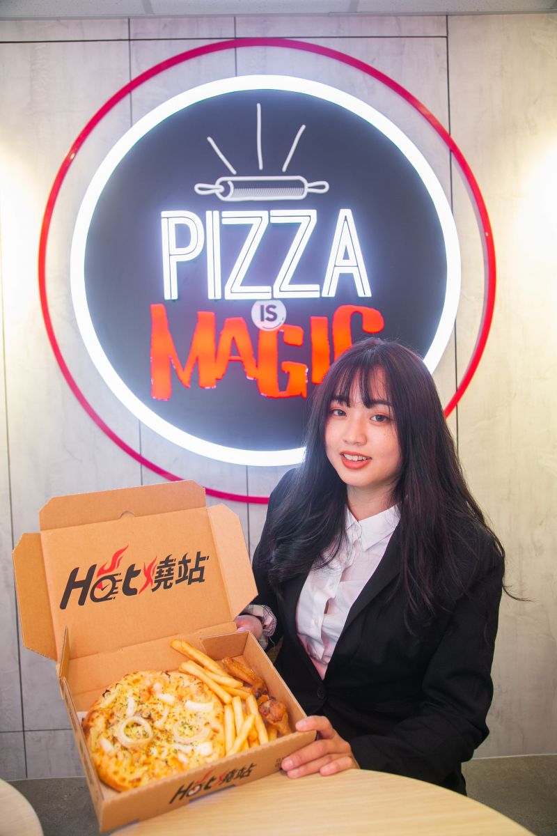 ▲必勝客「Hot燒站」推出紅白青醬義大利麵、飯,「明太子脆雞披薩」等多樣化獨家個人餐點。(圖/必勝客提供)