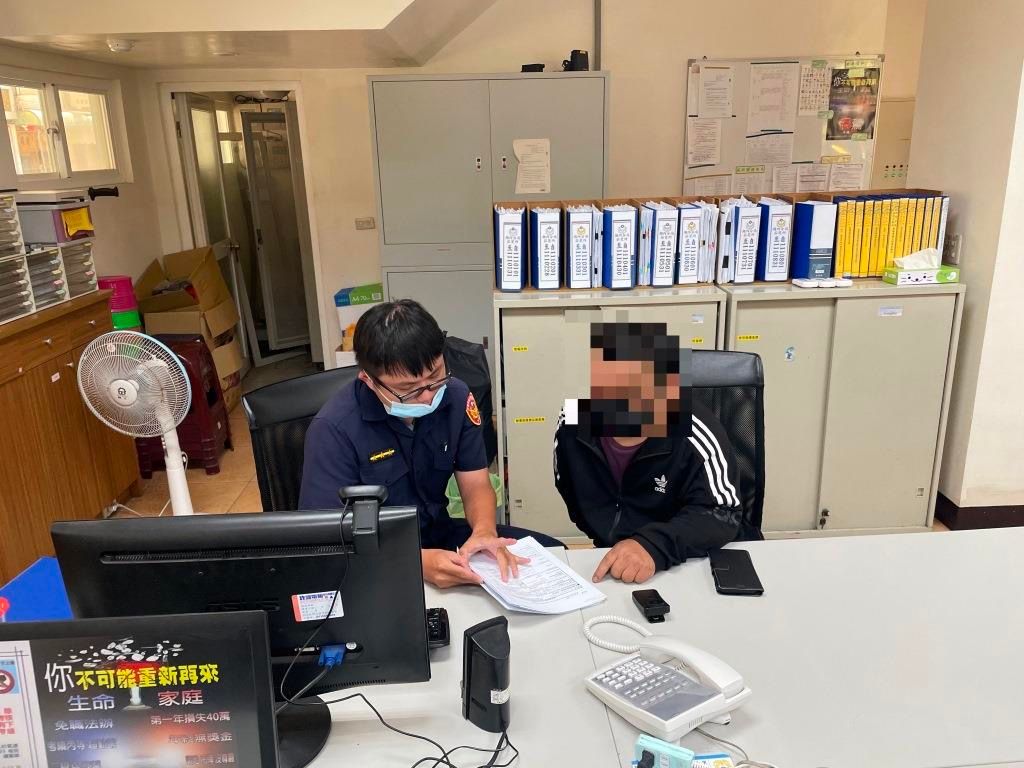 ▲蘇男已陸續轉帳61次至不同帳戶，總金額達新臺幣121萬元，警方隨即將相關人頭帳戶凍結並漏夜彙整相關匯款單據通報銀行，成功將121萬追回。(圖／記者郭凱杰翻攝)