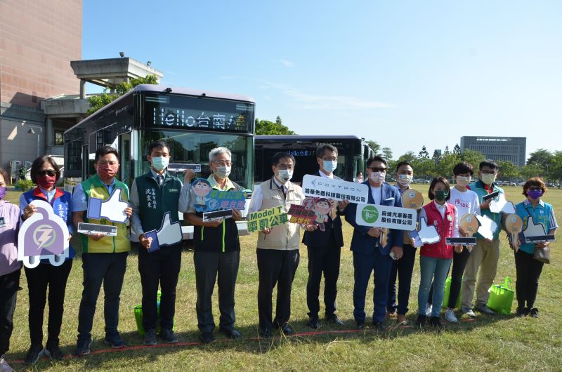 全國第一批電動公車台南交車  15輛年底前陸續上路服務
