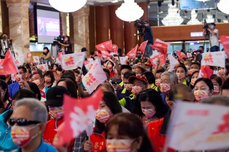 ▲今晚陳其邁大高雄商圈市場攤販挺邁後援會成立，總計有超過百場以上的商圈、市場及攤商成立後援會、超過2千人出席相挺。（圖／陳其邁競辦提供）