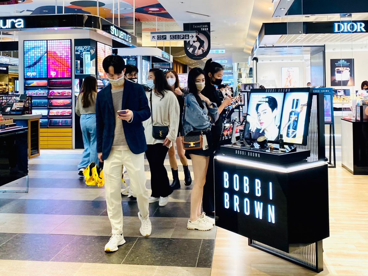 ▲新光三越週年慶信義新天地10/20(四)接棒登場，每年賣爆的美妝保養挑戰CP值天花板，超過百萬特惠組開打「容量戰」。消費回饋1元兌1點，滿千送千點，靠點數就能換到PS5、iPhone 14、iPad Air 5與日本美型家電BALMUDA等豪禮；扣100點再抽獎價值186萬的賓士GLA180百萬名車。（圖／記者蕭涵云攝）