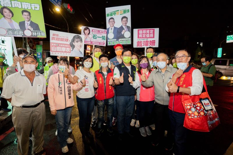 ▲林佳龍到板橋湳雅夜市，與同黨議員候選人一同掃街拜票，期許疫後觀光客倍增。（圖 ／林佳龍競選辦公室提供）