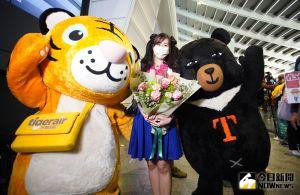 ▲泰國網紅奇恰拉今天特別打扮成卡通美少女戰士造型，搭乘虎航班機來到台灣。（圖／記者李春台攝，2022.10.13）