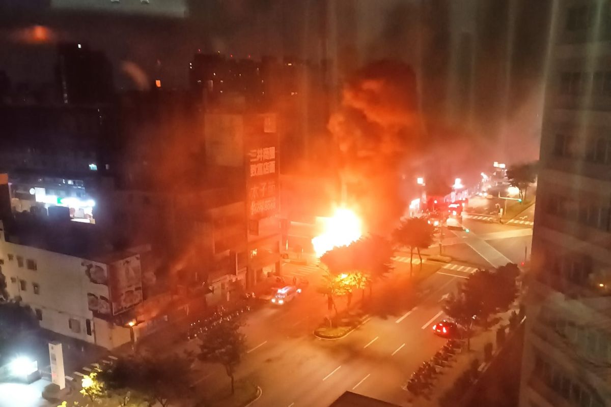 ▲桃園市龜山區長庚醫院旁，今（13）日凌晨3點多發生一起火警。（圖／翻攝自「林口大家庭」臉書社團）
