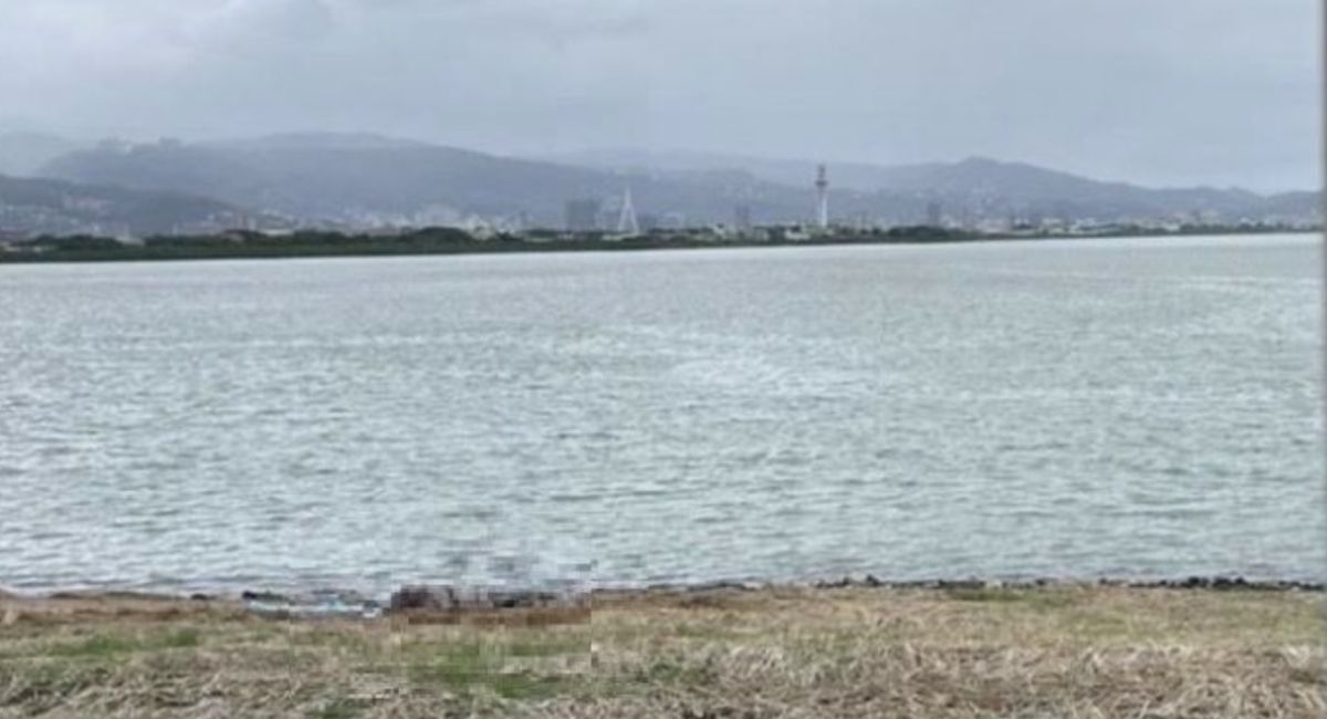 ▲行政院「王牌小編」周家鴻昨（11）日被民眾發現陳屍新北市五股區淡水河岸旁，檢方相驗後排除有外力介入。（圖／翻攝畫面）