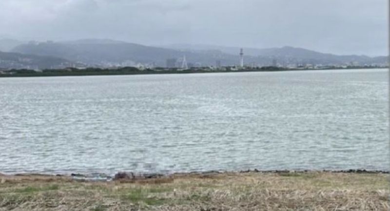 ▲行政院「王牌小編」周家鴻昨(11)日被民眾發現陳屍新北市五股區淡水河岸旁,檢方相驗後排除有外力介入。(圖/翻攝畫面)
