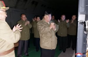 ▲北韓12日又試射了2枚長程戰略巡航導彈，金正恩親自到場監督。（圖／翻攝自朝中社）