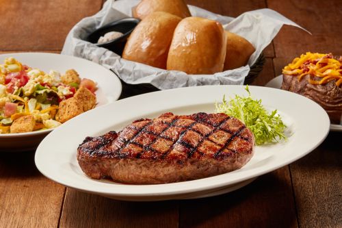 炭烤豬肋排「買一送ㄧ」吃3天 身份證「中1碼」免費吃8盎司牛排 ▲Texas Roadhouse德州鮮切牛排歡慶8週年,10/18~11/7身分證或護照之指定證件號碼對中「1、0、2、5」四碼,消費任一週年慶鮮切牛排組合餐「免費送豬肋排半份」;而且10月壽星還有「全桌飲品買1送1」好康。TGI FRIDAYS則是每週五沙朗牛排限定餐廳買1送1。(圖/翻攝自Texas Roadhouse Taiwan 德州鮮切牛排FB)
