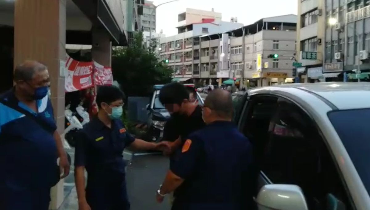 ▲鼓山分局員警發現汪男頻繁出現在臺鐵鳳山車站附近，隨即前往埋伏，俟汪男出現時當場逮捕歸案。(圖／記者郭凱杰翻攝)