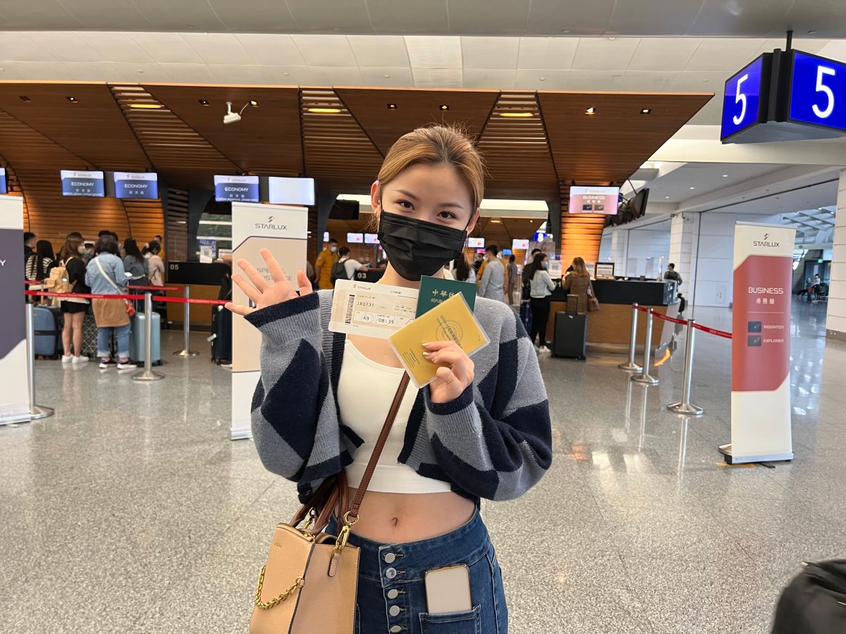 ▲台灣今（13）日國門終於解封，桃園國際機場，現場一早就湧入不少準備第一批衝出國門的旅客，提著大包小包的行李辦理出境手續。（圖／記者張志浩攝）