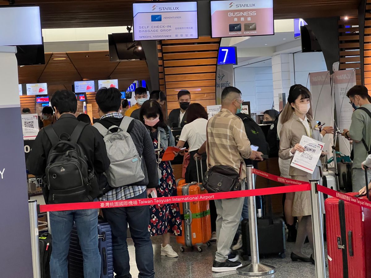 ▲解封首日機場出現旅客潮，各大業者也推出限時優惠。（圖／記者張志浩攝）