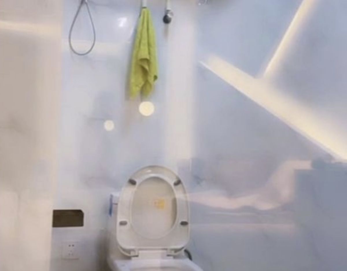 ▲中國一名網美竟在直播時將鏡頭對準廁所，同時和男友在床上翻雲覆雨。（圖／翻攝自推特）