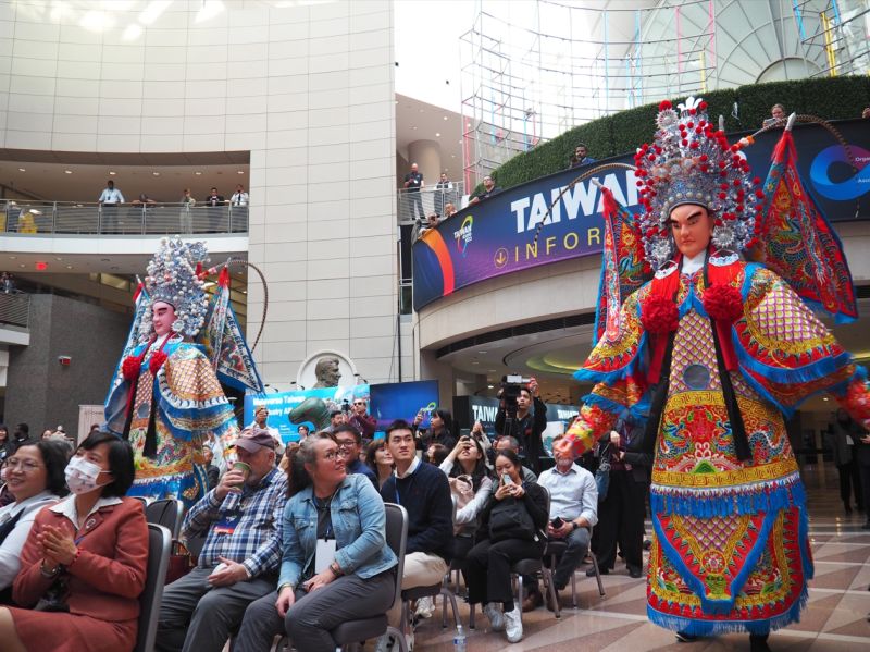 ▲2022美國台灣形象展於美東時間12日上午在華府揭幕，雷昇傳藝劇團帶來風童火將表演。（圖／文總提供）