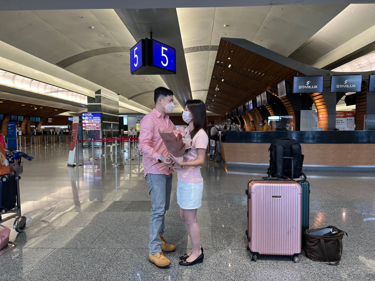 ▲台灣國門終於開放，桃園國際機場今（13日）早湧入大批旅客，其中包含剛新婚準備迎接蜜月之旅的新人。（圖／記者張志浩攝）