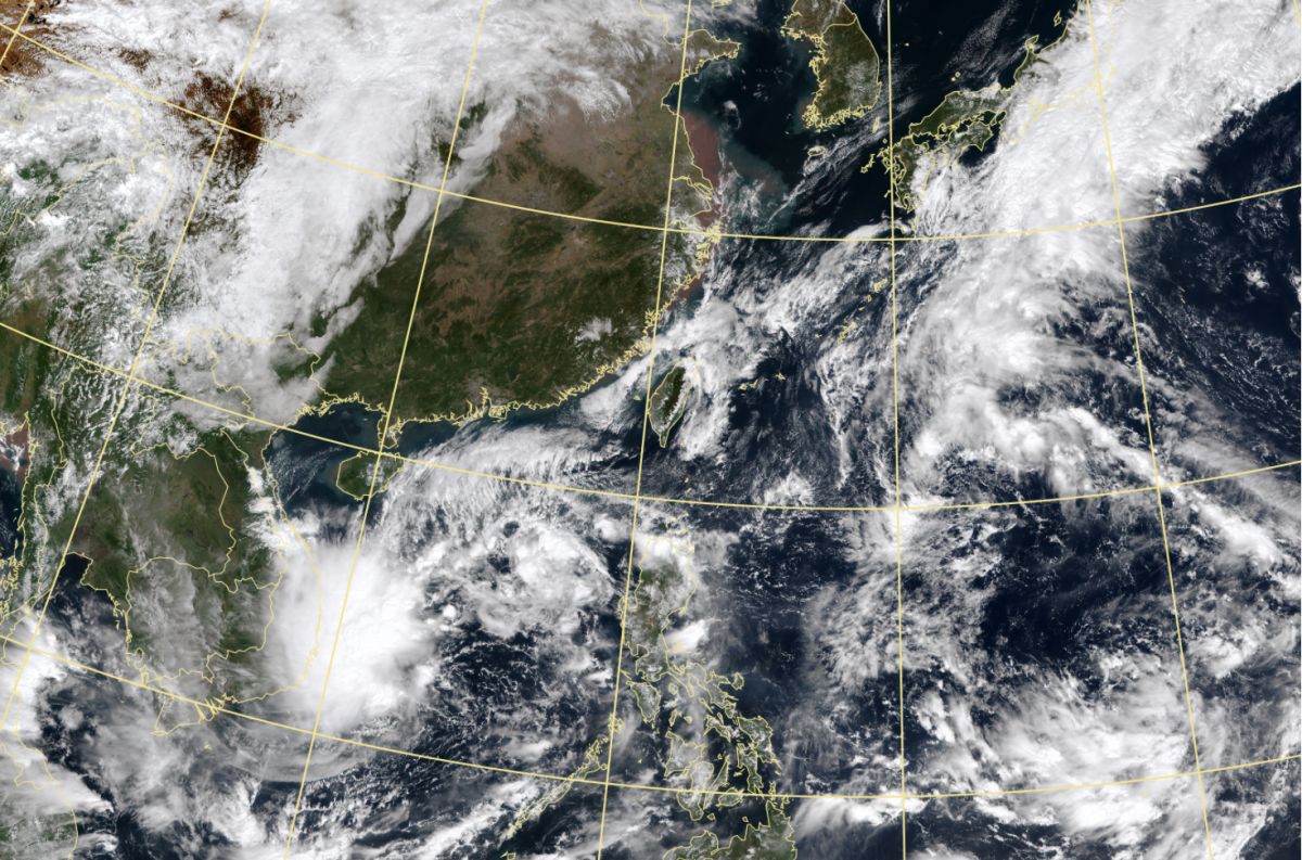▲目前位於台灣南方的大低壓帶中，有不少低壓系統正在醞釀發展，關島西方的低氣壓最值得留意。無論後續是否發展成為颱風，「共伴效應」幾乎註定會發生，週末北部及東半部地區要嚴防豪雨釀災。（圖／翻攝中央氣象局官網）