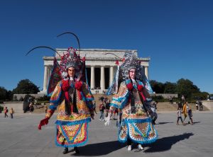 兩尊大神將「風童火將」走訪林肯紀念館,讓美國民眾紛紛驚呼帥氣。 ▲兩尊大神將「風童火將」走訪林肯紀念館,讓美國民眾紛紛驚呼帥氣。(圖/文總提供)