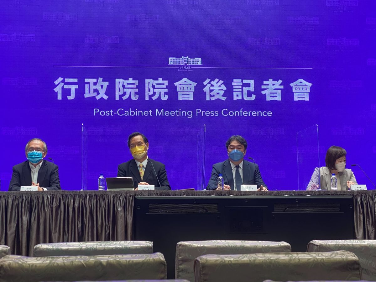 ▲行政院發言人羅秉成轉述院長蘇貞昌會中裁示，強調邊境開放不等於疫情結束，國人仍須做好防疫。（圖／記者陳威叡攝，2022.10.13）