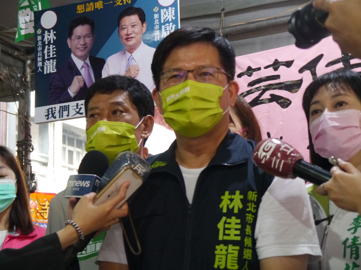 ▲林佳龍到蘆洲湧蓮寺參加遶境活動，對於「侯家軍」負面選舉廣告呼籲侯友宜要約束一下。（圖 ／記者吳嘉億攝，2022.10.13）