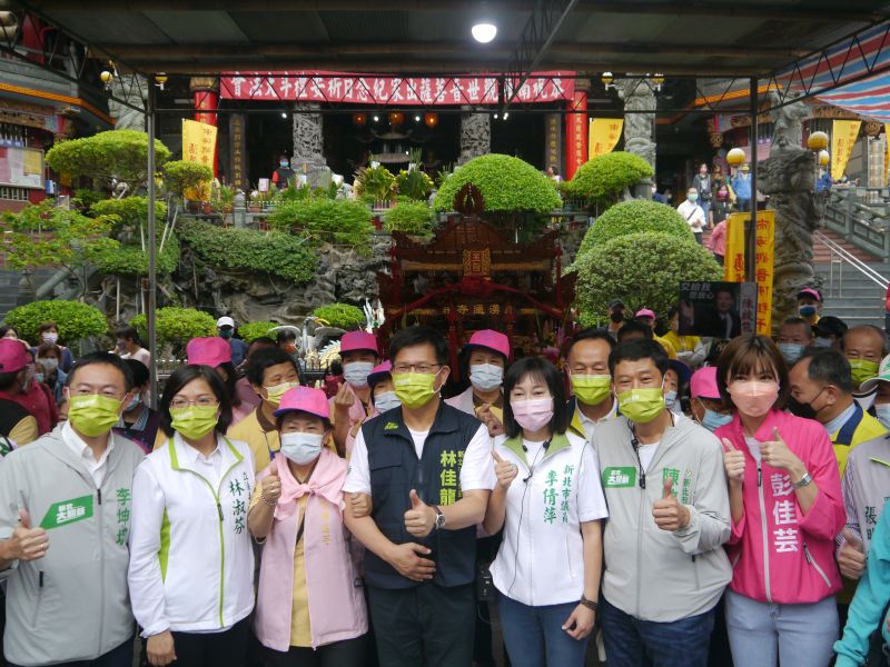 ▲林佳龍在立委林淑芬及多名新北市議員候選人陪同下，參與蘆洲湧蓮寺遶境活動。（圖 ／記者吳嘉億攝，2022.10.13）
