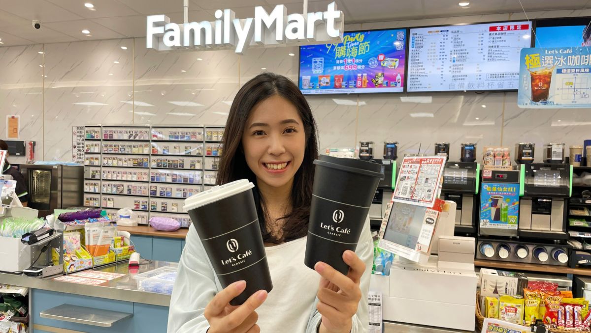 ▲周末吃喝省一半，全家五六日開喝大杯拿鐵最低28元；愛買量販祭出火鍋湯底買1送1。（圖／業者提供）