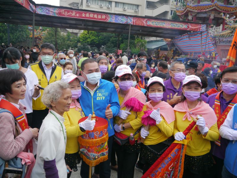 ▲侯友宜出席泰山顯應祖師聖誕活動，現場民眾踴躍與侯市長拍照留影。（圖 ／記者吳嘉億攝，2022.10.13）